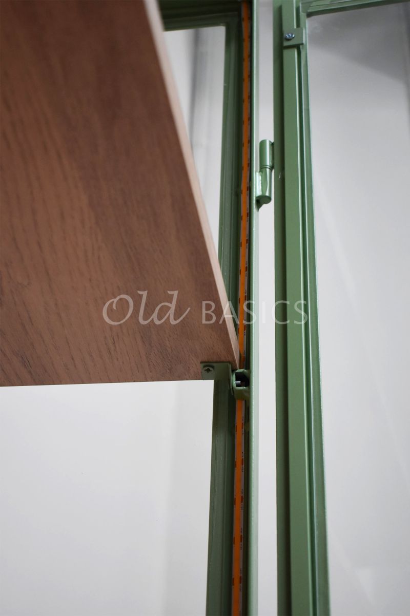 Detail van Apothekerskast Demi  Oak LED, 2 deuren, RAL6021, groen, materiaal staal